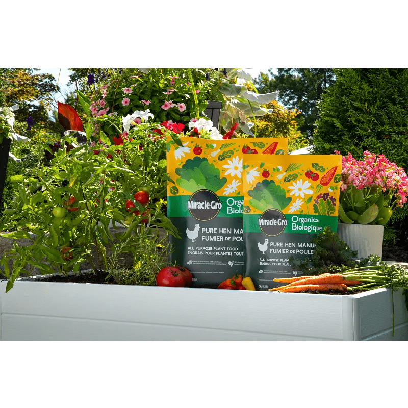 Miracle-Gro® Organics Plant Fertilizer made with pure chicken manure, 2kg 
