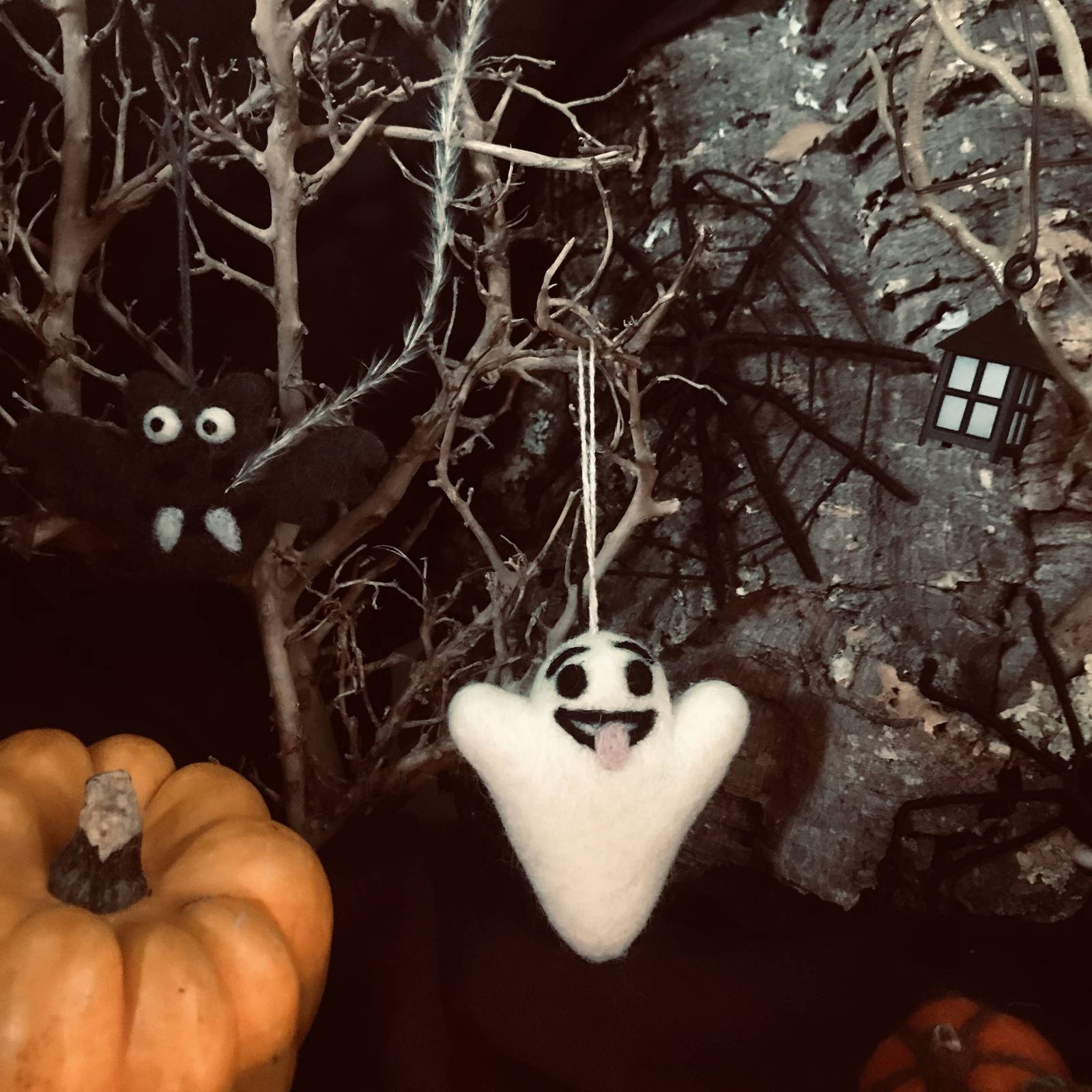 Buster le fantôme fait à la main biodégradable pour Halloween