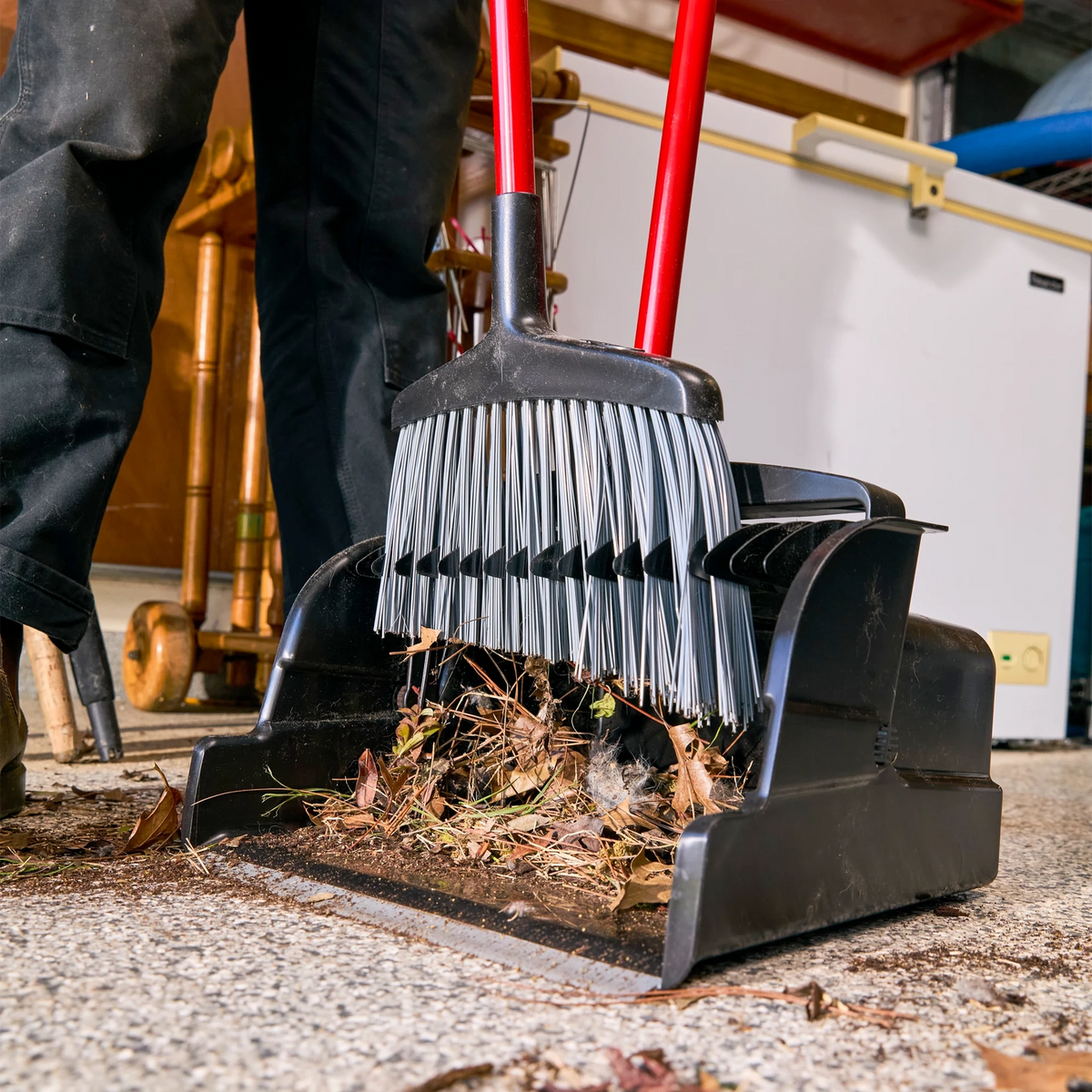 Libman - Large-Format Dustpan with Retractable Handle